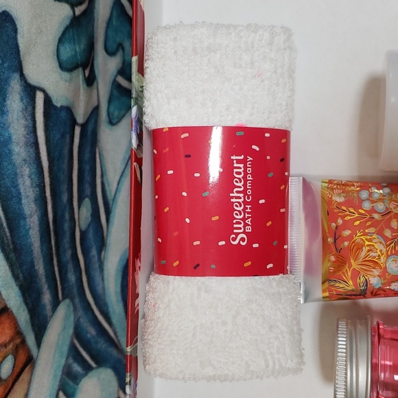 Gift Box with Spa Products - Picture 6 of 7